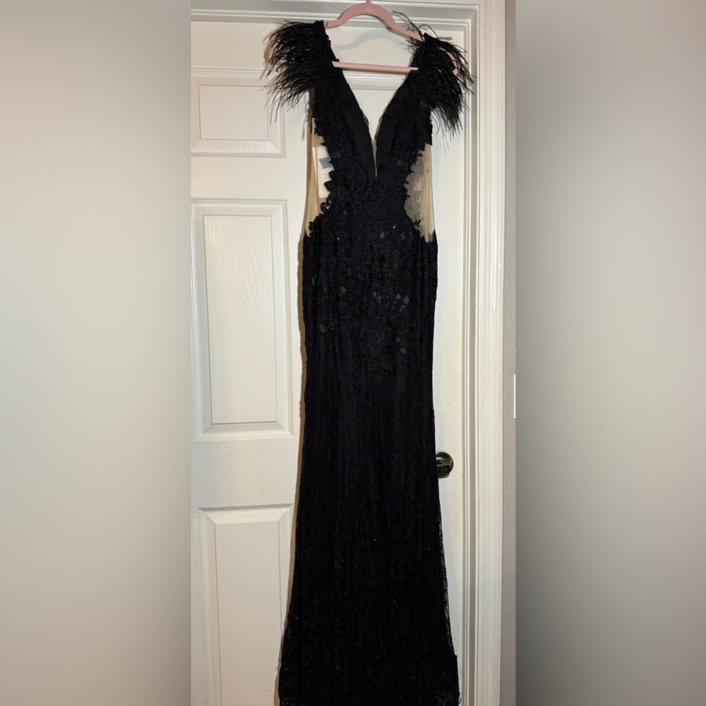 Mac Duggal FEATHER CAP SLEEVE LACE GOWN size 6 style 67782. Black - Picture 9 of 14